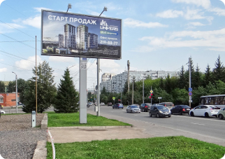 Рекламный щит у дороги
